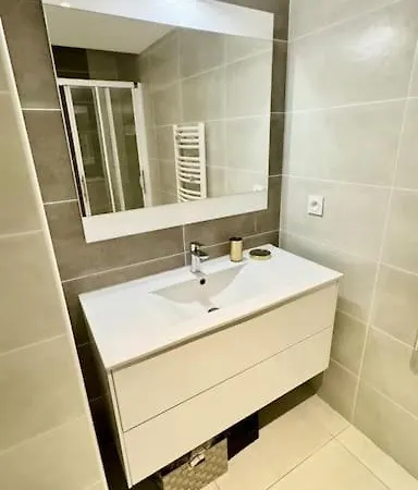 Hyper Parking Prive A 3 Min A Pied, Raphael