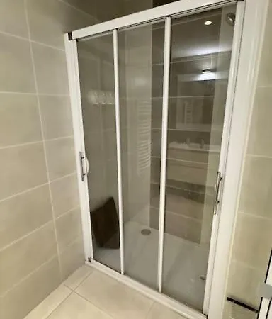 Hyper Parking Prive A 3 Min A Pied, Raphael *