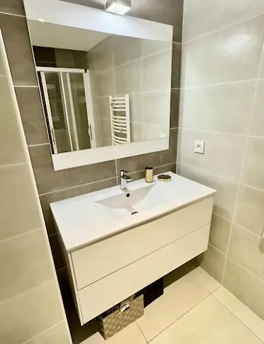 Hyper Parking Privé à 3 Min à Pied, Raphael