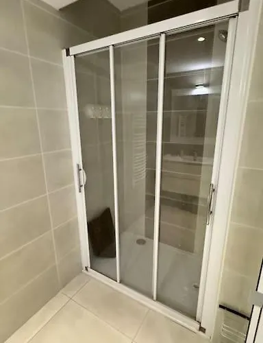 Hyper Parking Privé à 3 Min à Pied, Raphael *